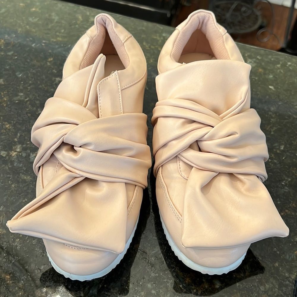 🌺COQUETTE-GIRL🌺 Sz 8.5 *Chic* BLUSH-PINK TWIST FAUX LEATHER SNEAKER